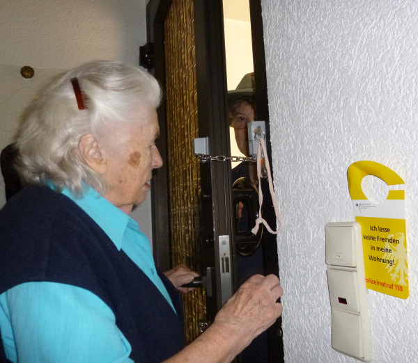 Jülich – Betrü­ger gibt sich hilfsbereit