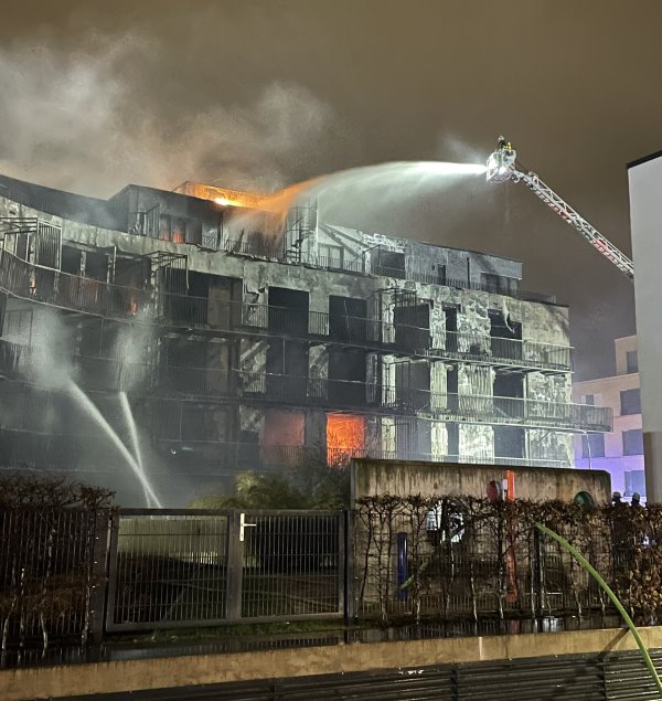 Nach Groß­brand – For­de­rung nach bes­se­ren Brandsicherheitsvorschriften