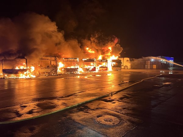 Velbert: Hoher Sachschaden durch Großbrand im Busdepot