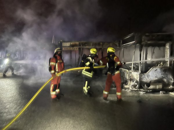 Velbert: Hoher Sachschaden durch Großbrand im Busdepot