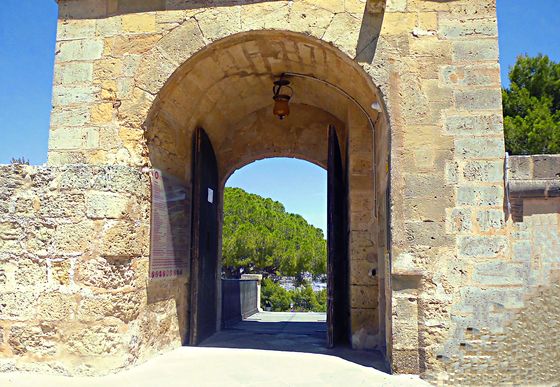 Castell de Bellver, hoch über den Dächern Palmas