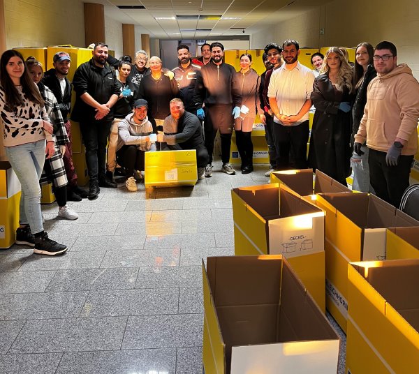 Dank der zahlreichen Spenden und vieler helfenden Hände sind am Donnerstag bereits 300 Kartons für den Transport gepackt. Fotos: Stadt Jülich / Mo Khomassi