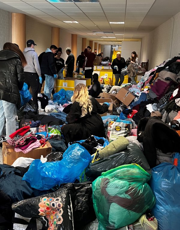 Dank der zahlreichen Spenden und vieler helfenden Hände sind am Donnerstag bereits 300 Kartons für den Transport gepackt. Fotos: Stadt Jülich / Mo Khomassi