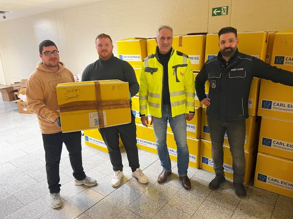 Dank der zahlreichen Spenden und vieler helfenden Hände sind am Donnerstag bereits 300 Kartons für den Transport gepackt. Fotos: Stadt Jülich / Mo Khomassi