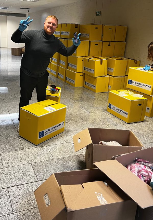 Dank der zahlreichen Spenden und vieler helfenden Hände sind am Donnerstag bereits 300 Kartons für den Transport gepackt. Fotos: Stadt Jülich / Mo Khomassi