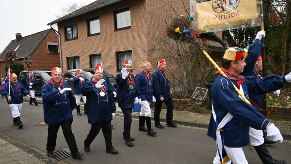 Bürgermeister Axel Fuchs wurde als „Pattühm“ und Ordensträger traditionell zuhause abgeholt und zog mit der Lazarus-Gesellschaft den ganzen Veilchendienstag durch die Stadt. Foto: Stadt Jülich/Gisa Stein