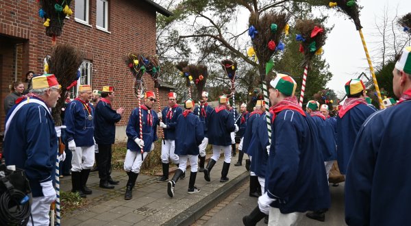 Bürgermeister Axel Fuchs wurde als „Pattühm“ und Ordensträger traditionell zuhause abgeholt und zog mit der Lazarus-Gesellschaft den ganzen Veilchendienstag durch die Stadt. Foto: Stadt Jülich/Gisa Stein