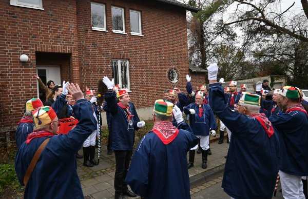 Bürgermeister Axel Fuchs wurde als „Pattühm“ und Ordensträger traditionell zuhause abgeholt und zog mit der Lazarus-Gesellschaft den ganzen Veilchendienstag durch die Stadt. Foto: Stadt Jülich/Gisa Stein