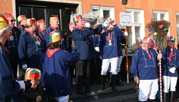 Bürgermeister Axel Fuchs wurde als „Pattühm“ und Ordensträger traditionell zuhause abgeholt und zog mit der Lazarus-Gesellschaft den ganzen Veilchendienstag durch die Stadt. Foto: Stadt Jülich/Gisa Stein