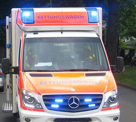 Stopp­schild miss­ach­tet – Rad­fah­re­rin schwer verletzt&nbsp;!
