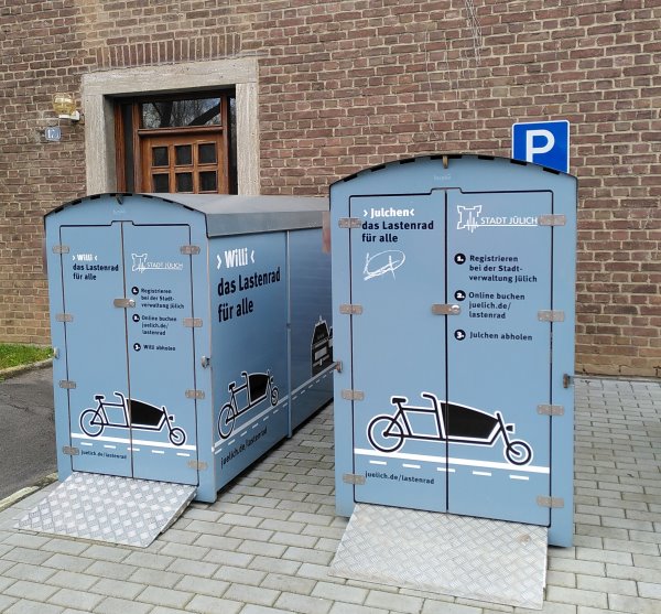 Jülich – E‑Lastenräder im Hof der Stadtverwaltung