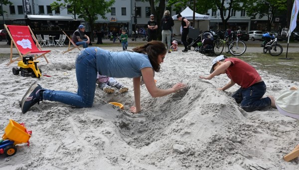 Der Tag der Städtebauförderung wurde in Jülich mit einer Beachparty gefeiert – es gab nicht nur feinsten Strandsand, sondern auch zahlreiche Informationen und Gespräche für alle Interessierten. Fotos: Stadt Jülich/Gisa Stein