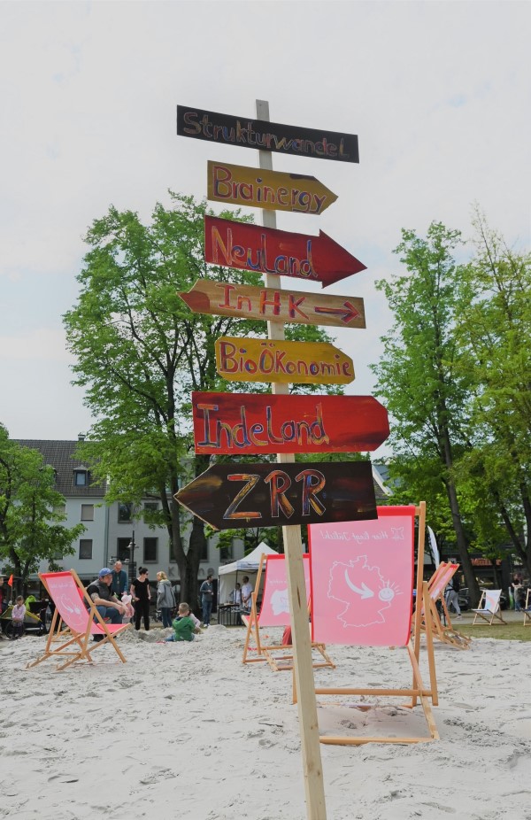 Der Tag der Städtebauförderung wurde in Jülich mit einer Beachparty gefeiert – es gab nicht nur feinsten Strandsand, sondern auch zahlreiche Informationen und Gespräche für alle Interessierten. Fotos: Stadt Jülich/Gisa Stein