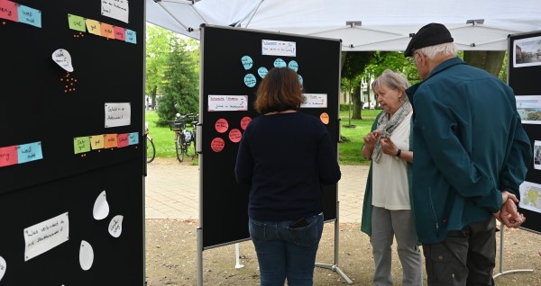 Der Tag der Städtebauförderung wurde in Jülich mit einer Beachparty gefeiert – es gab nicht nur feinsten Strandsand, sondern auch zahlreiche Informationen und Gespräche für alle Interessierten. Fotos: Stadt Jülich/Gisa Stein