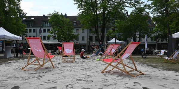 Der Tag der Städtebauförderung wurde in Jülich mit einer Beachparty gefeiert – es gab nicht nur feinsten Strandsand, sondern auch zahlreiche Informationen und Gespräche für alle Interessierten. Fotos: Stadt Jülich/Gisa Stein