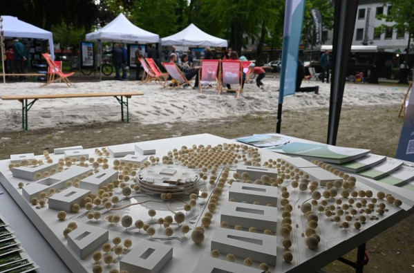 Der Tag der Städtebauförderung wurde in Jülich mit einer Beachparty gefeiert – es gab nicht nur feinsten Strandsand, sondern auch zahlreiche Informationen und Gespräche für alle Interessierten. Fotos: Stadt Jülich/Gisa Stein