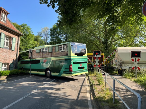 Ratingen - Güterzug verunfallt mit Reisebus