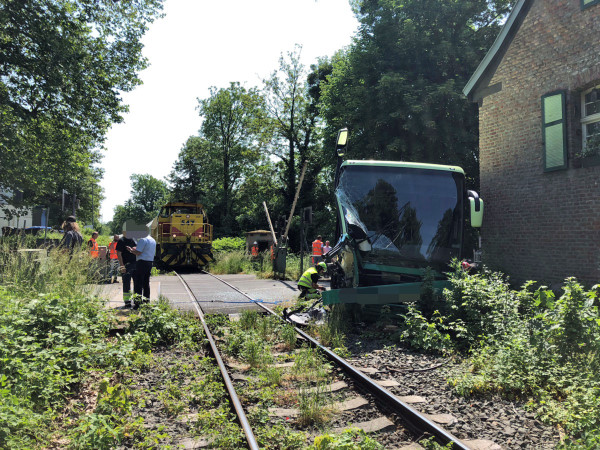 Ratingen - Güterzug verunfallt mit Reisebus