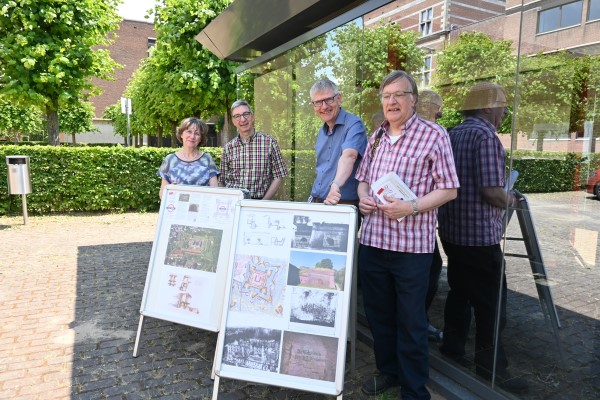 Museumsleiter Marcell Perse (2.v.r.), Fördervereinsvorsitzender Dr. Rüdiger Urban (2.v.l.) und Mariele Egberts und Bernhard Dautzenberg vom Gästeführungsteam freuen sich auf viele interessierte Menschen, um diese mit auf Tour zu nehmen. Foto: Stadt Jülich/Gisa Stein