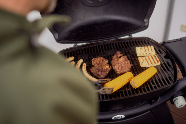 Wintergrillen: Echte Grillprofis öffnen den Deckel nur ganz kurz, um das Grillgut zu wenden. Bildrechte:Deutscher Verband Flüssiggas e.V.Fotograf:Steven Luedtke