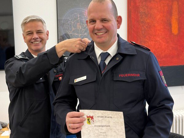 Erster Feuerwehrbeamte der Stadt Jülich absolviert Aufstiegslehrgang 2