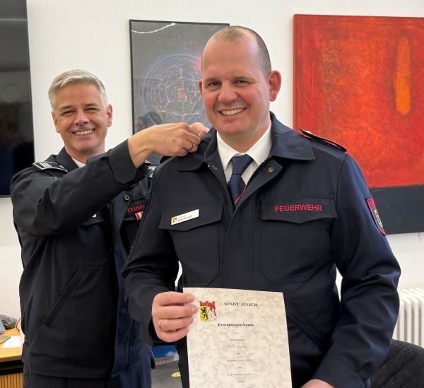 Ers­ter Beam­te der Feu­er­wehr Jülich besteht Aufstiegslehrgang